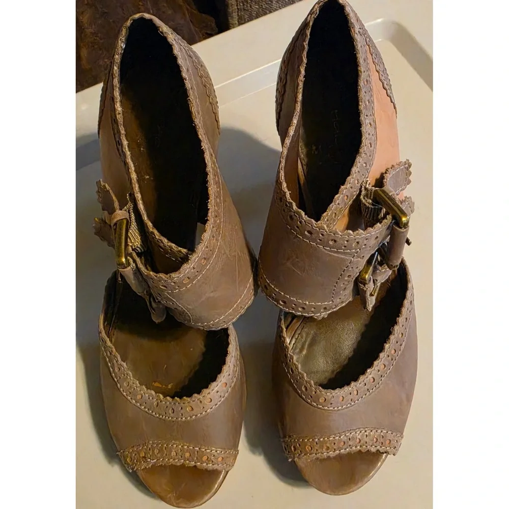 Halogen Lynden Taupe Tan Leather Brogue Triple Buckle Platform Heels 6.5M
